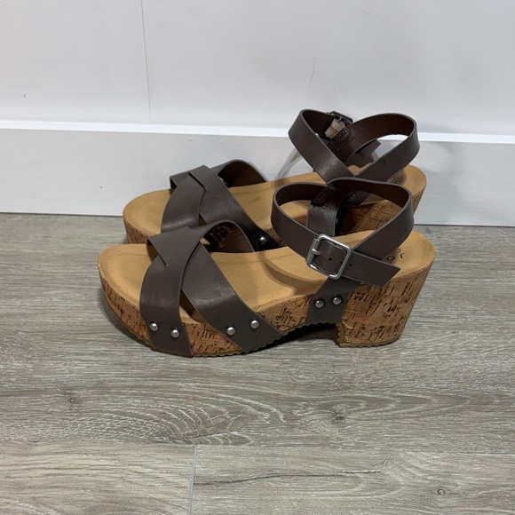 Journee Collection Vegan Leather Brown Strappy Platform Sandals NWOT Size 9 - Picture 3 of 9